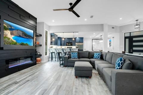 Luxury Villa Near Disney I Fully Renovated House in Kissimmee