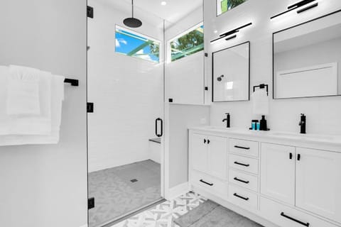 Luxury Villa Near Disney I Fully Renovated House in Kissimmee