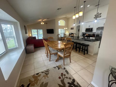 Beautiful 4-Bedroom Pool Villa in Southern Dunes with a Golf Course View House in Haines City