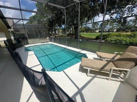 Beautiful 4-Bedroom Pool Villa in Southern Dunes with a Golf Course View House in Haines City