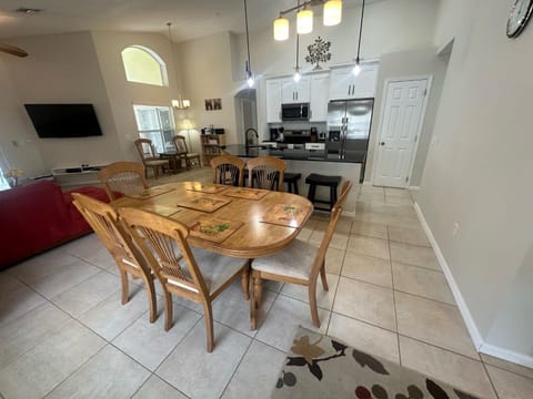 Beautiful 4-Bedroom Pool Villa in Southern Dunes with a Golf Course View House in Haines City