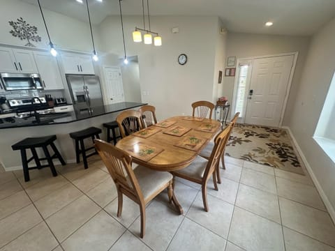 Beautiful 4-Bedroom Pool Villa in Southern Dunes with a Golf Course View House in Haines City