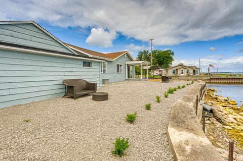 Serene Lakefront Standish Home with Fire Pit and Grill House in Michigan