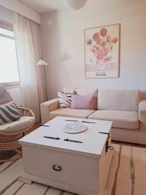 Saunallinen viihtyisä kaksio keskustan tuntumassa Apartment in Finland
