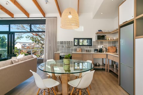 Coffee/tea facilities, Kitchen or kitchenette, Dining area, stove