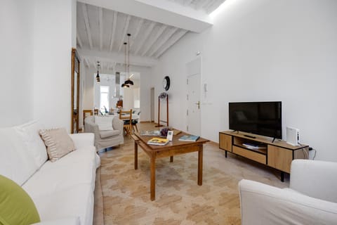 Communal lounge/ TV room, TV and multimedia, Living room, Seating area, Evening entertainment