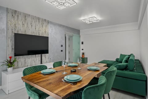 Communal lounge/ TV room, TV and multimedia, Living room, Seating area, Dining area, Evening entertainment
