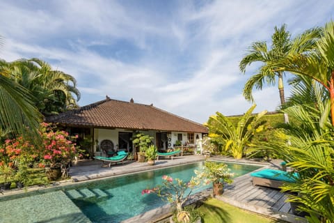 Property building, Garden, Garden view, Pool view, Swimming pool, Swimming pool, sunbed