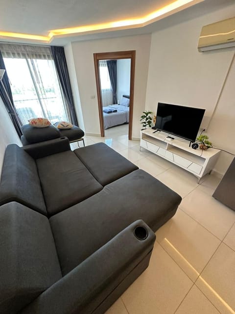 Communal lounge/ TV room, TV and multimedia, Living room, Seating area, air conditioner