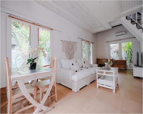 Seaside Sanctuary - Walk to Canggu Beach - Unit Timur Villa in North Kuta