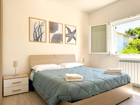 Bed, Bird's eye view, View (from property/room), View (from property/room), Photo of the whole room, Bedroom, City view, City view, Garden view, Street view, Street view, Inner courtyard view, towels