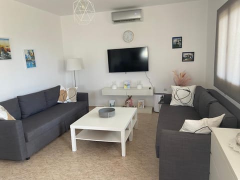 TV and multimedia, Living room, Photo of the whole room, Seating area, air conditioner