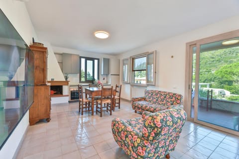 TV and multimedia, Living room, Seating area, Dining area