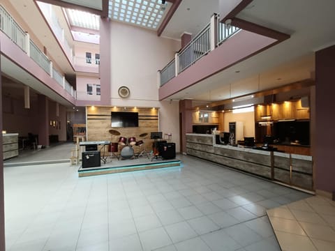 Restaurant/places to eat, Communal lounge/ TV room, Evening entertainment