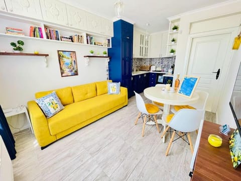 Kitchen or kitchenette, Living room, Seating area, Dining area