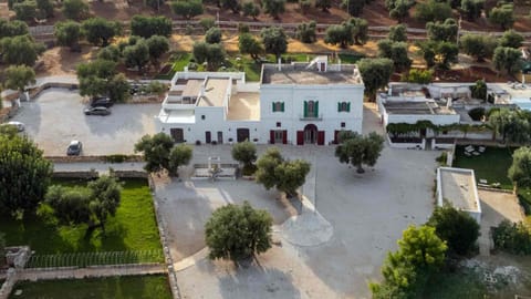 Property building, Restaurant/places to eat, Natural landscape, Bird's eye view, Swimming pool, Parking