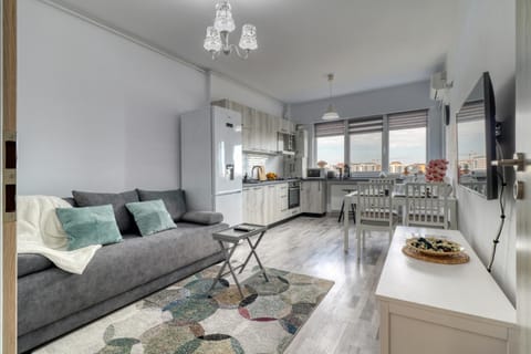 TV and multimedia, Kitchen or kitchenette, Living room, Seating area, Dining area