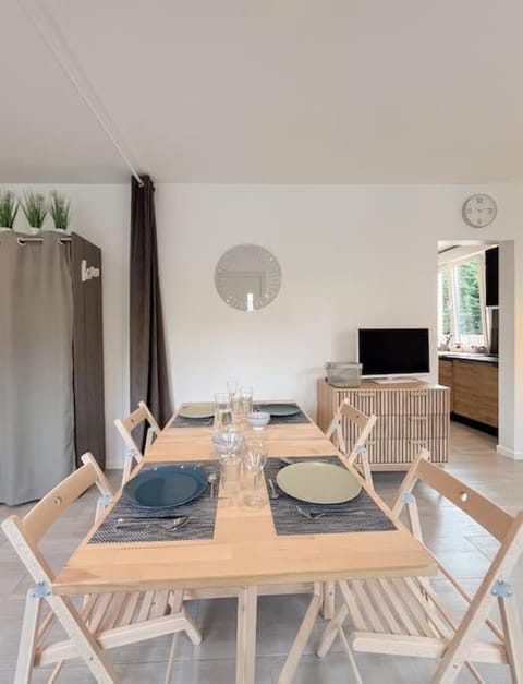 Communal lounge/ TV room, TV and multimedia, Living room, Seating area, Dining area