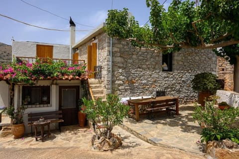 Property building, Patio, Spring, Day, Garden, Garden view