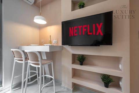 TV and multimedia, Living room, Seating area, Dining area, Evening entertainment, air conditioner