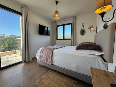 Bed, TV and multimedia, Photo of the whole room, Bedroom