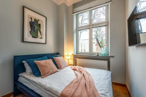 Bed, TV and multimedia, Bedroom