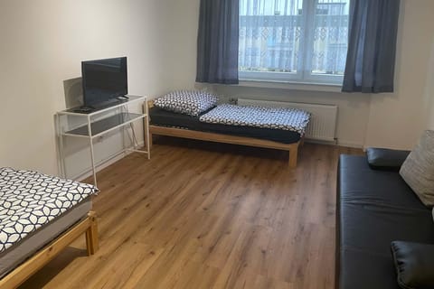 Bed, TV and multimedia, Photo of the whole room, Bedroom