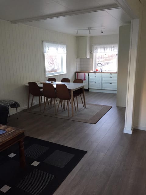 Seating area, Dining area