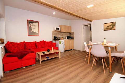 Coffee/tea facilities, Kitchen or kitchenette, Living room, Seating area, Dining area, pet friendly