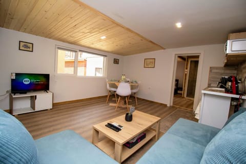 Communal lounge/ TV room, TV and multimedia, Living room, Seating area, Dining area