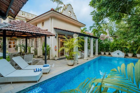 Property building, Patio, Day, Garden, Garden view, Pool view, Swimming pool, sunbed