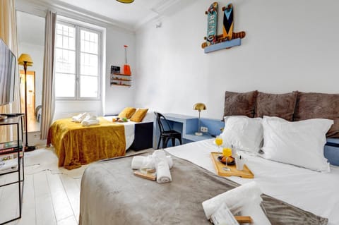 Bed, Living room, Seating area, towels