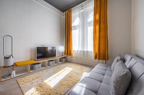 Communal lounge/ TV room, Bed, TV and multimedia, Living room