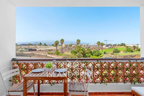 View (from property/room), Balcony/Terrace, Dining area, Mountain view