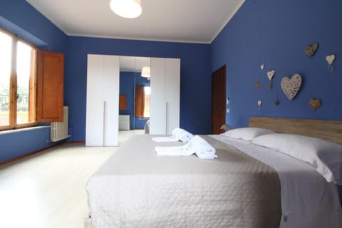 Bed, Photo of the whole room, towels