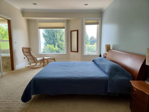 Expansive Dual-Kitchen Retreat House in Point Roberts