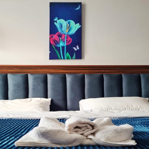 Bed, Photo of the whole room, Decorative detail, Bedroom, towels