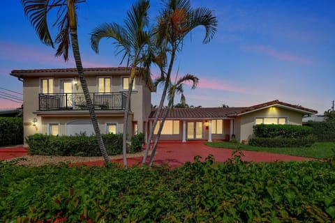 Beach Duplex - 3br 5ba Manor with Heated Pool House in Lauderdale-by-the-Sea