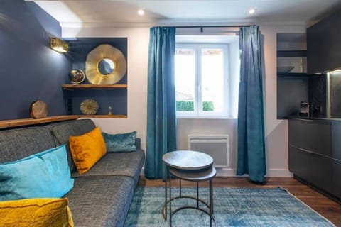 Kitchen or kitchenette, Living room, oven