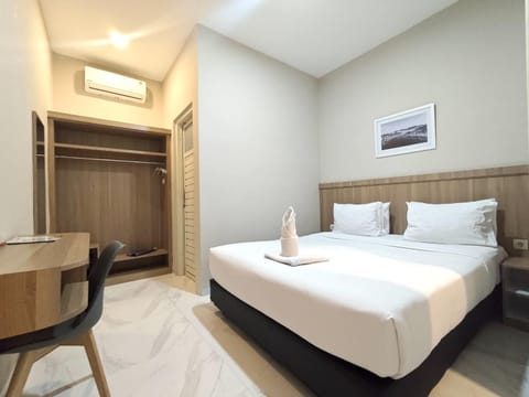 Bed, Bathroom, Photo of the whole room, Seating area, Bedroom, Guests, wardrobe, air conditioner