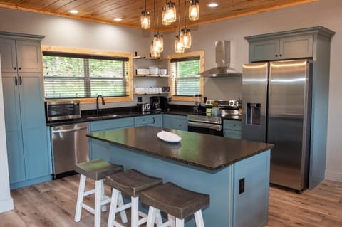 Augys View- Mountain Views-large parking-Large Cabin Cabin in Sevier County