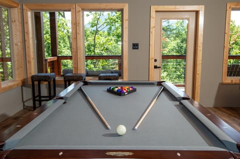 Augys View- Mountain Views-large parking-Large Cabin Cabin in Sevier County