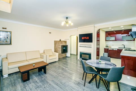 TV and multimedia, Kitchen or kitchenette, Seating area, Dining area, stove