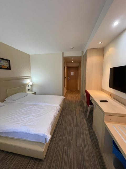 Bed, TV and multimedia, Bedroom, wardrobe