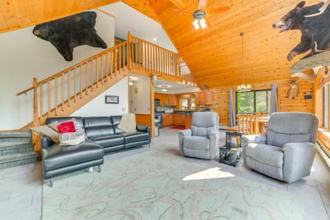 Michigan Cabin with On-Site Fishing Pond and Deck Cabin in Michigan