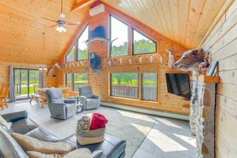 Michigan Cabin with On-Site Fishing Pond and Deck Cabin in Michigan