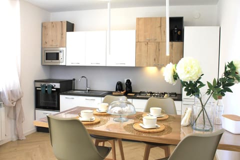 Coffee/tea facilities, Kitchen or kitchenette, Dining area, oven, stove