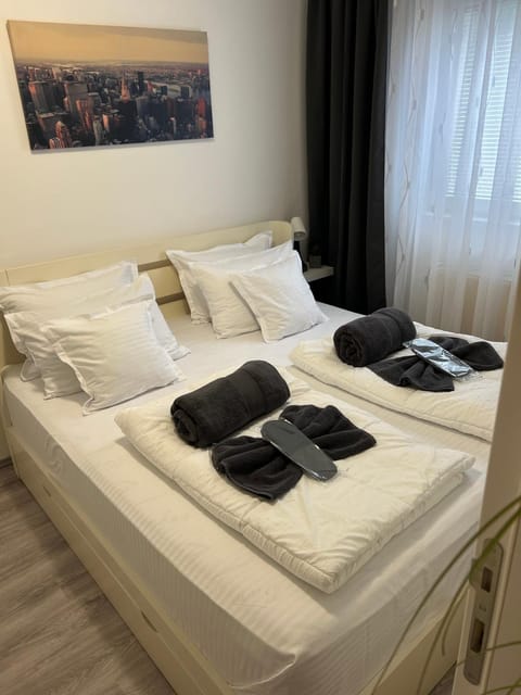 Bed, Bedroom, towels