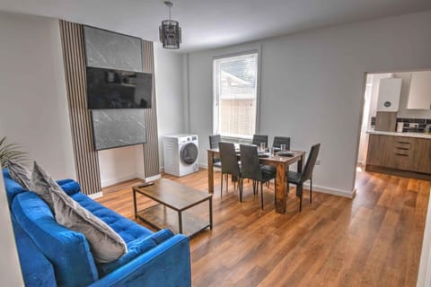TV and multimedia, Living room, Seating area, Dining area