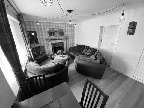 TV and multimedia, Living room, Seating area, Dining area, fireplace